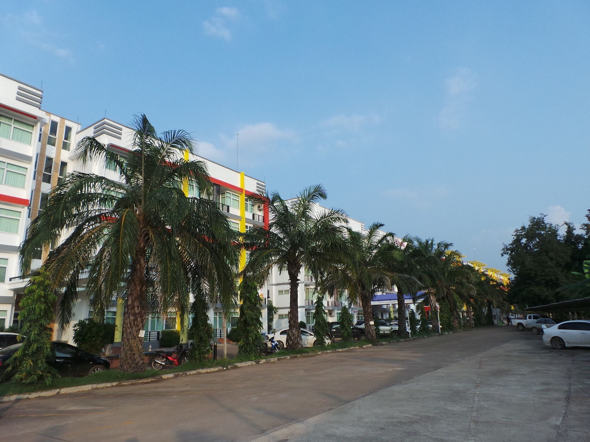 艾康服务公寓 Si Maha Phot 外观 照片
